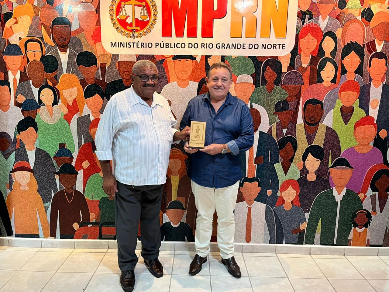 Prefeito Antonio Freire recebe selo “Cidade Limpa” do MPRN