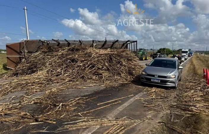 Caminhão tomba e deixa BR-101 parcialmente interditada na Grande Natal