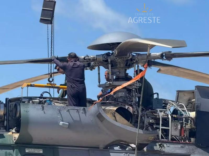 Helicóptero da FAB chega a 3º dia de manutenção em praia na Grande Natal após pouso de emergência