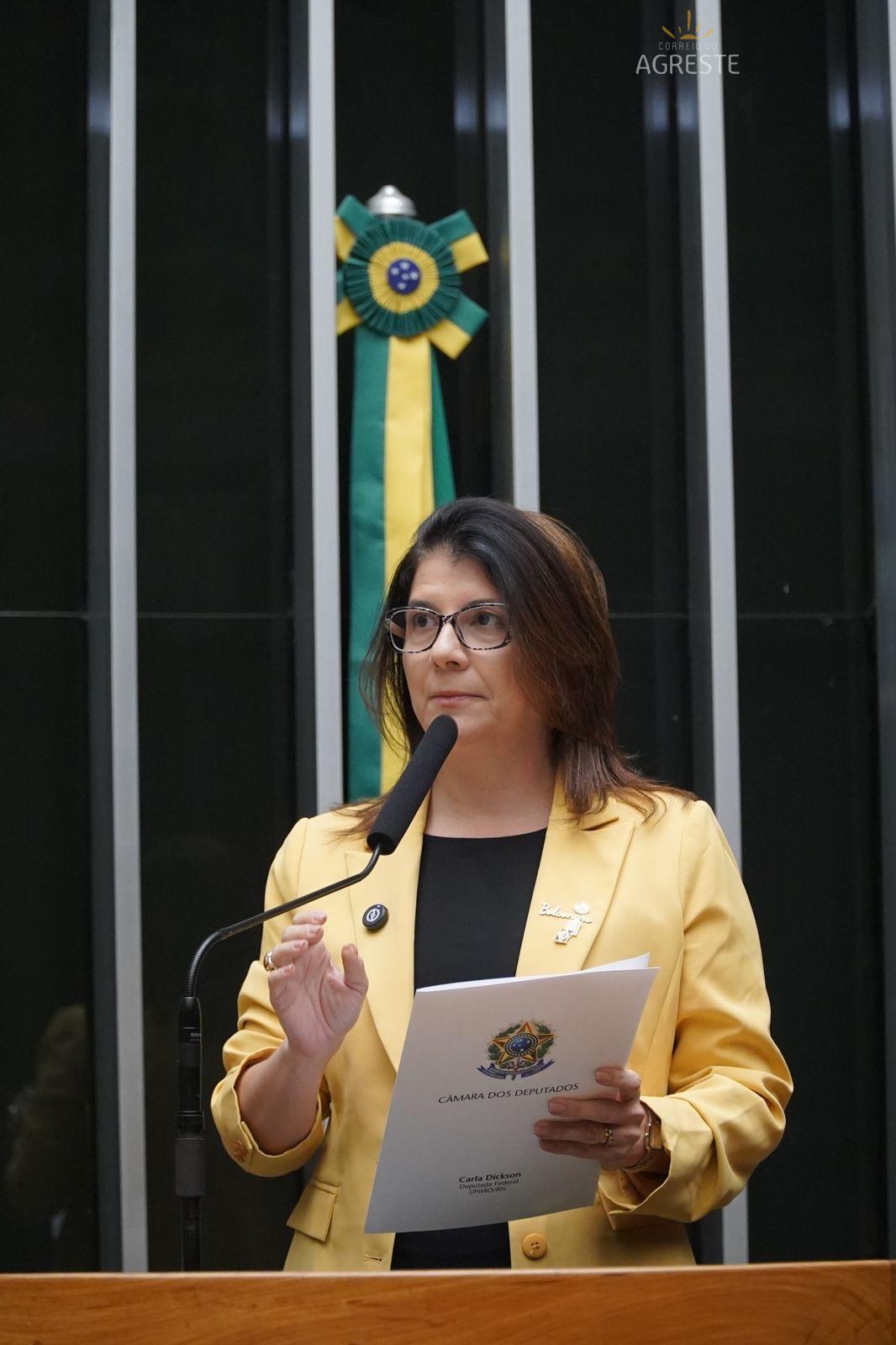 Carla Dickson denuncia Lula, PT e Acadêmicos de Niterói por improbidade, abuso de poder econômico e político