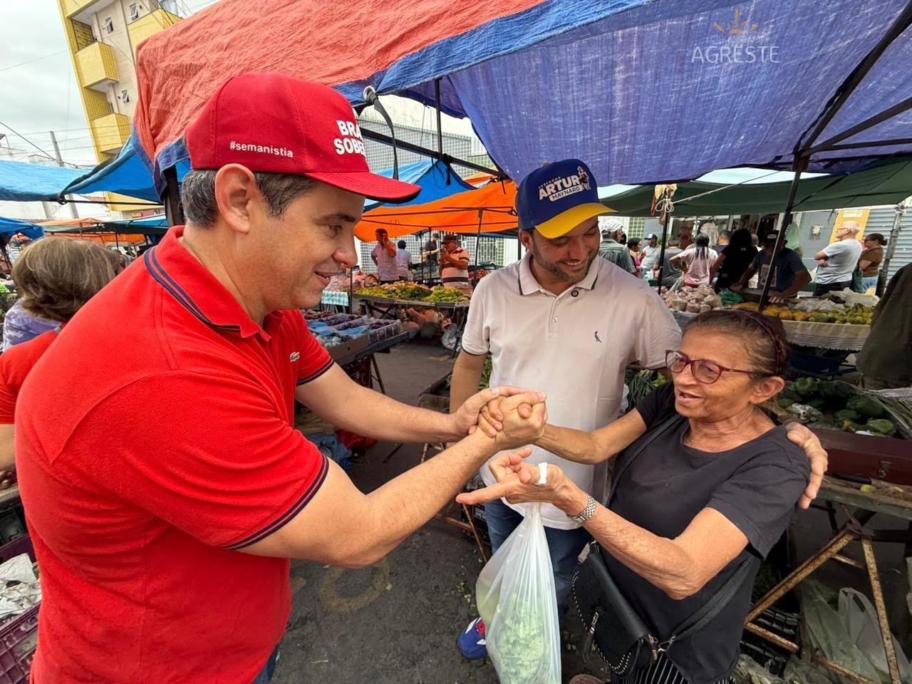 Cadu de Lula recebe carinho do povo seridoense em caminhada na Feira de Caicó