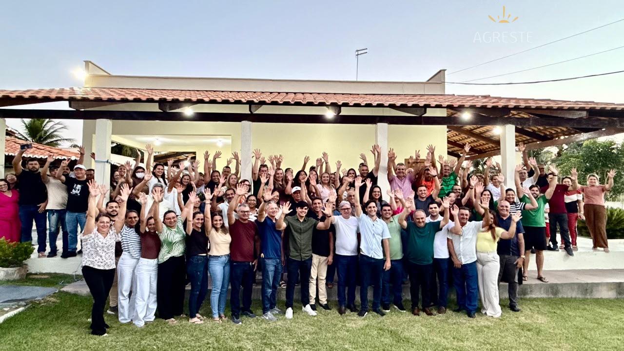 Prefeito, vice-prefeito, ex-prefeito, vereadores e secretários selam apoio a Rafael Motta em Brejinho