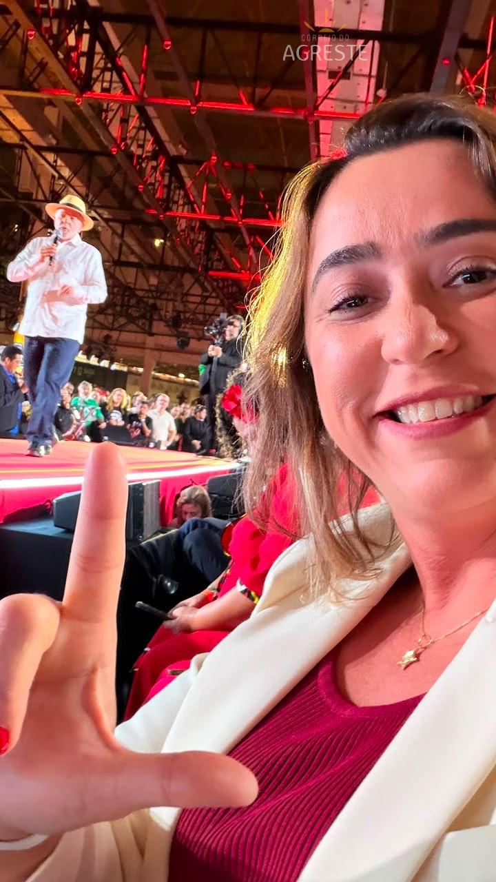 Ao lado de Lula, Samanda participa da convenção que oficializa  candidatura à reeleição do presidente
