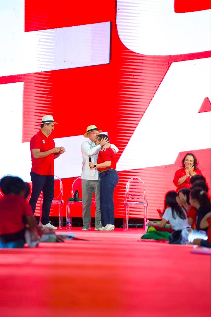 Em ato com mais de 20 mil pessoas, Lula diz que precisa de senadores para governar e Samanda assume compromisso de ajudá-lo