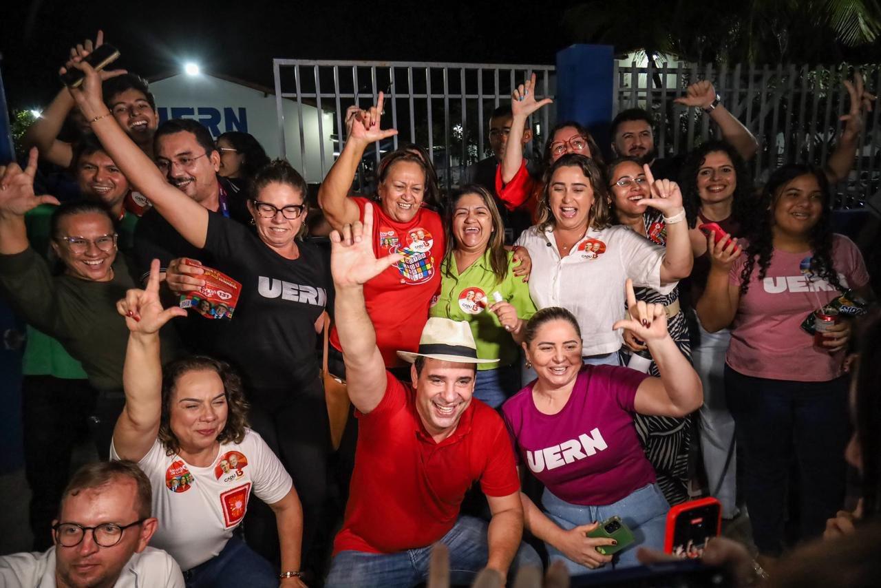 Multidão se reúne para acompanhar Cadu de Lula e Larissa, Rafael e Samanda de Lula nas ruas de Patu