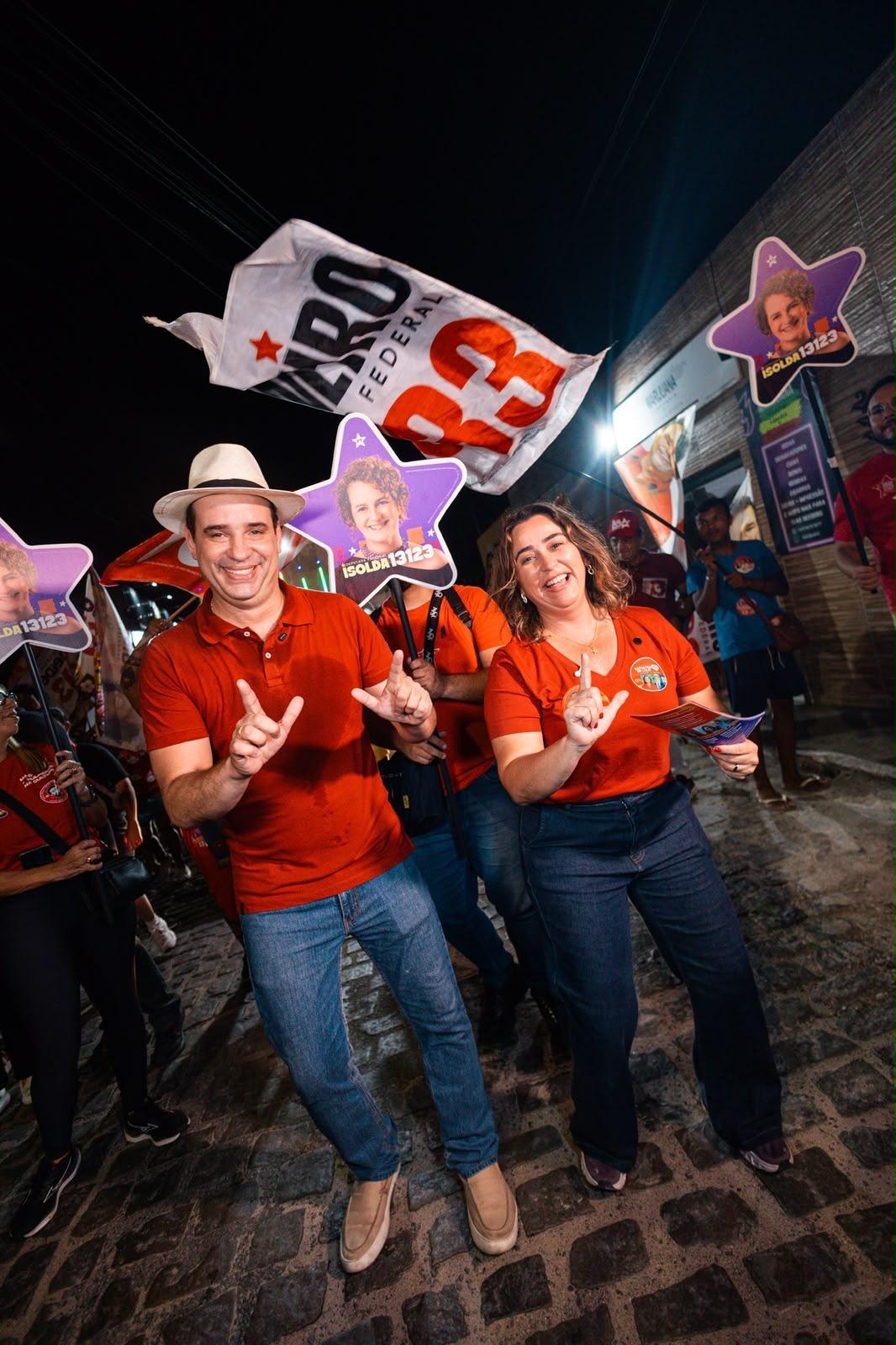 Samanda de Lula faz caminhada na Vila de Ponta Negra, onde começou sua história em Natal