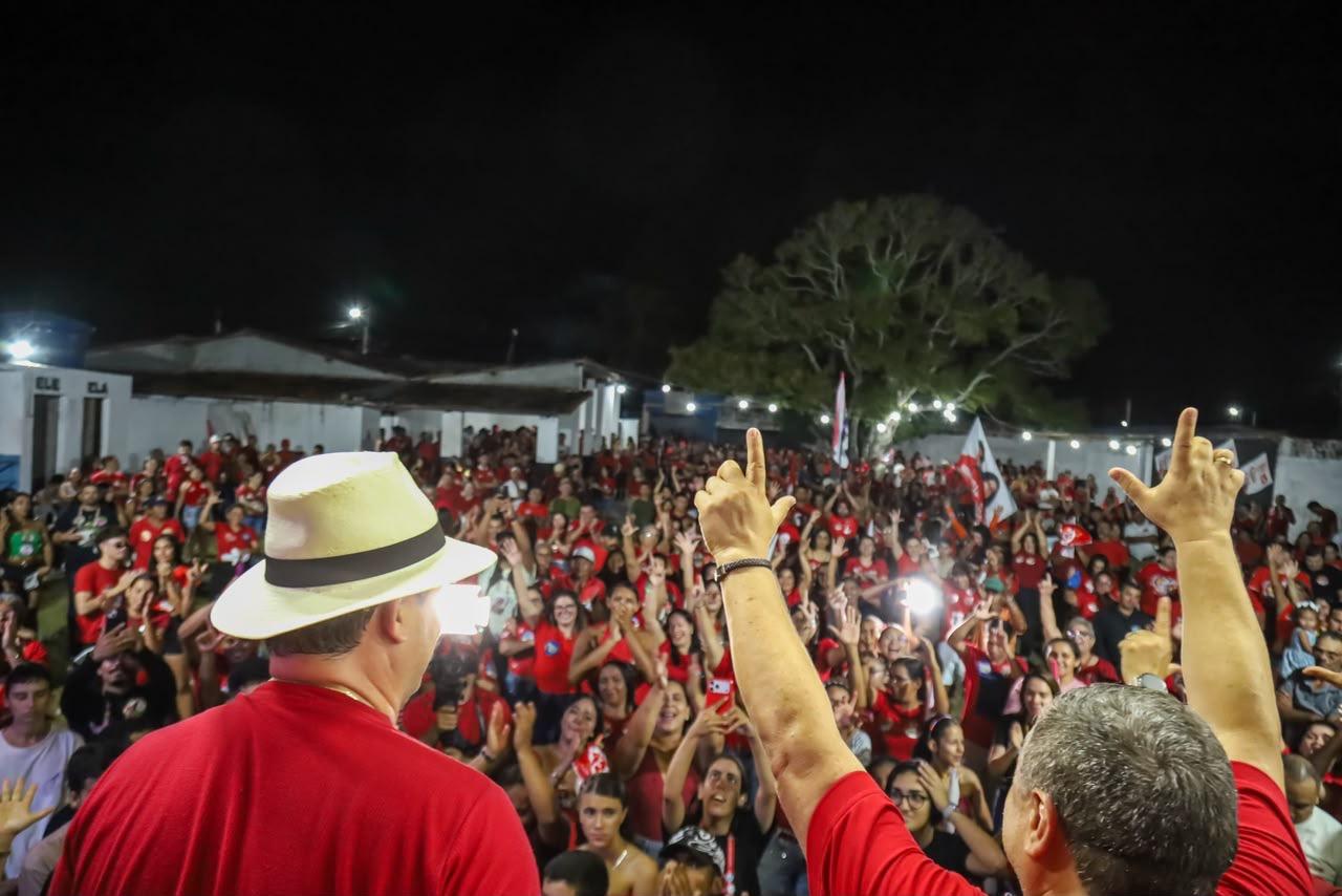 Cadu de Lula é recebido em Santa Maria com uma grande festa nas ruas da cidade