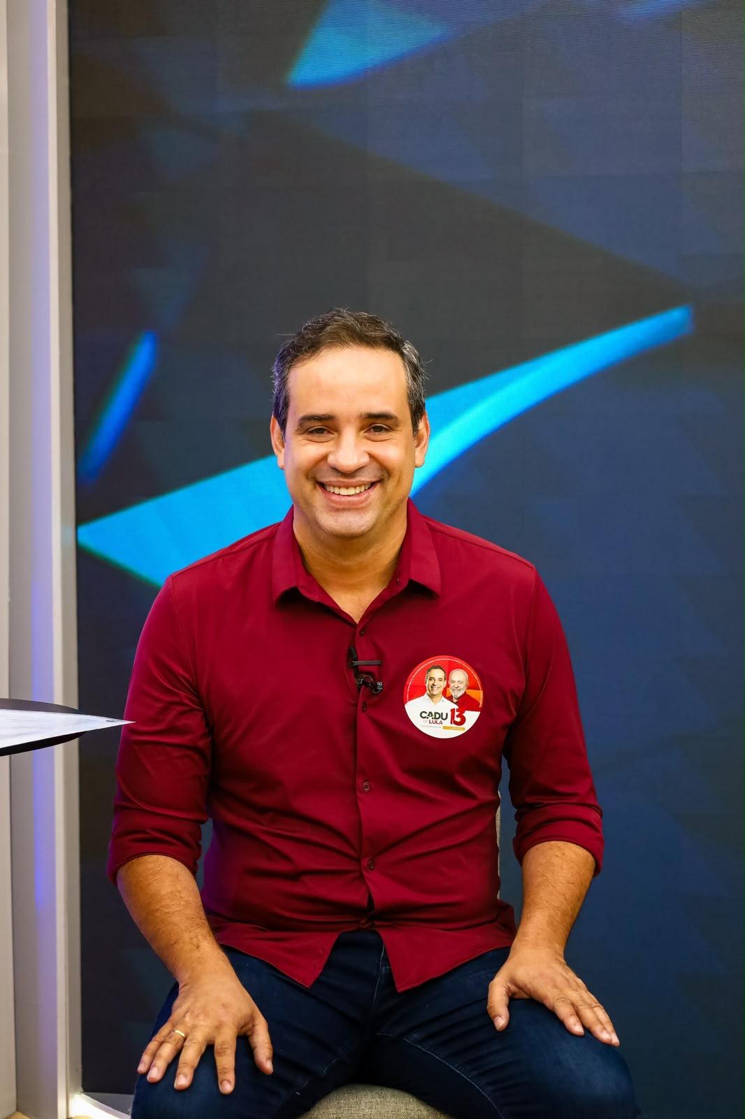 Com propostas sólidas e confronto incisivo, Cadu de Lula domina debate da TV Ponta Negra