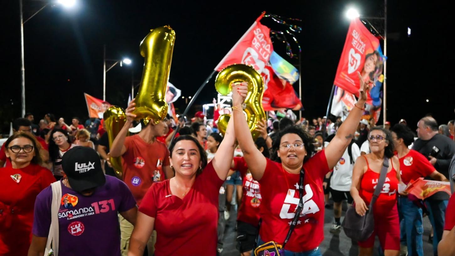 Em Mossoró, multidão acompanha Samanda de Lula na tradicional Descida do Alto de São Manoel
