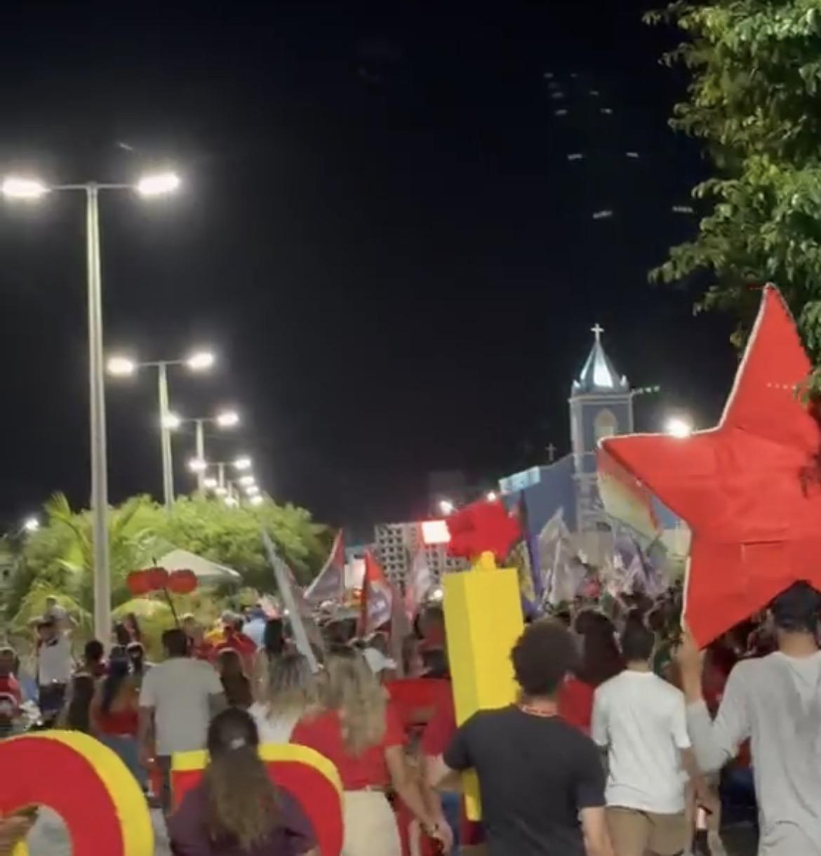 LAJES PAROU: MULTIDÃO CAMINHA AO LADO DE CADU DE LULA EM ARRASTÃO HISTÓRICO NA CIDADE