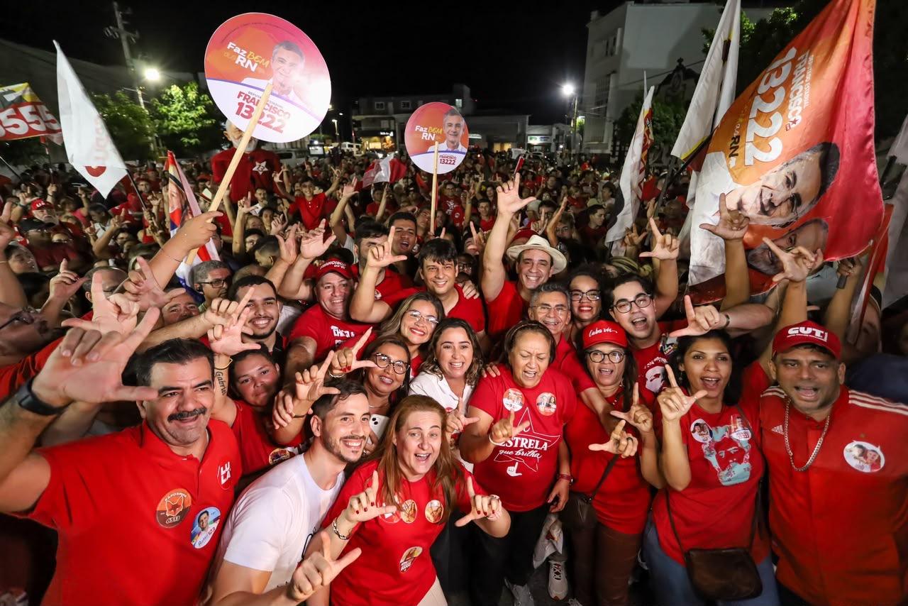 Multidão toma as ruas de Currais Novos para receber Cadu de Lula no Seridó