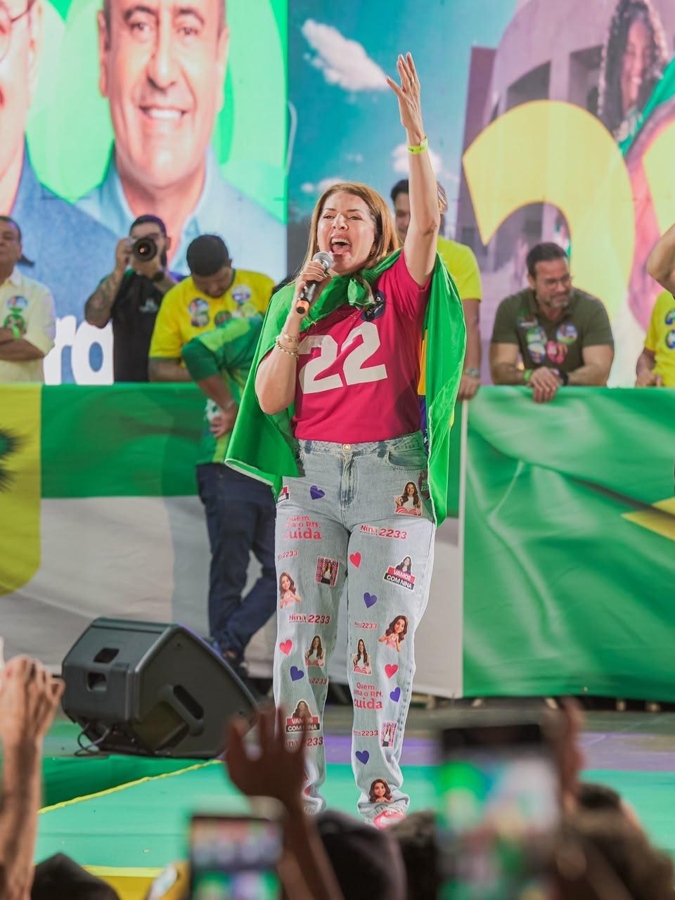 Nina Souza reafirma a força da mulher na política durante comício com Flávio Bolsonaro