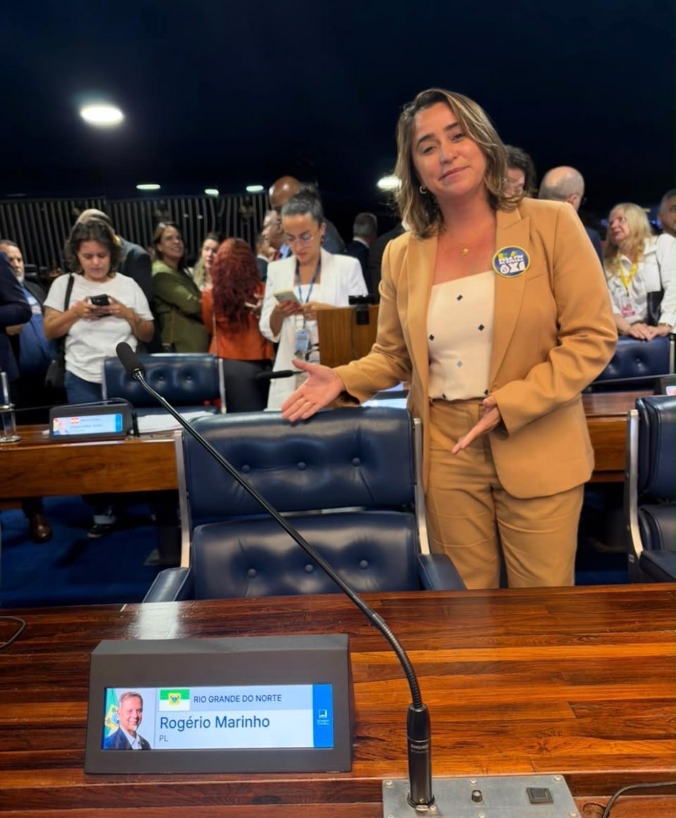 Samanda de Lula acompanha votação pelo fim da escala 6x1 e cobra presença de Flávio Bolsonaro e Rogério Marinho
