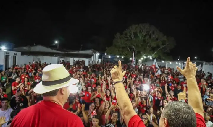 Cadu de Lula é recebido em Santa Maria com uma grande festa nas ruas da cidade
