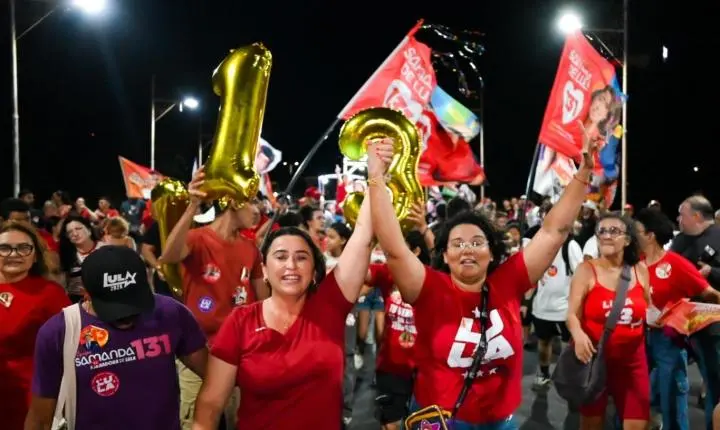 Em Mossoró, multidão acompanha Samanda de Lula na tradicional Descida do Alto de São Manoel