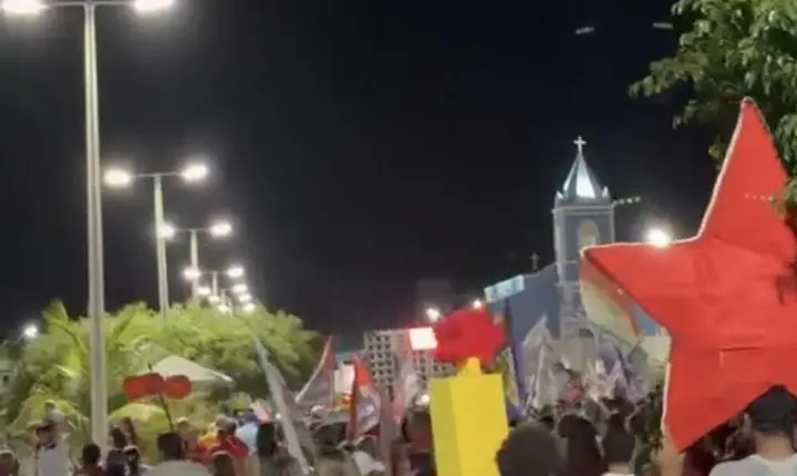 LAJES PAROU: MULTIDÃO CAMINHA AO LADO DE CADU DE LULA EM ARRASTÃO HISTÓRICO NA CIDADE