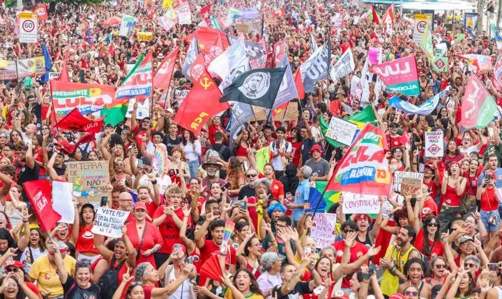 Milhares ocupam Copacabana em ato pela democracia e em apoio a Lula 