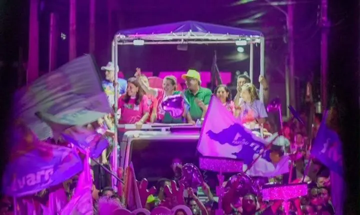 Monte Alegre fica rosa para receber Nina Souza com multidão nas ruas