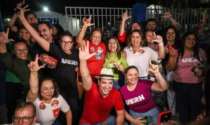 Multidão se reúne para acompanhar Cadu de Lula e Larissa, Rafael e Samanda de Lula nas ruas de Patu