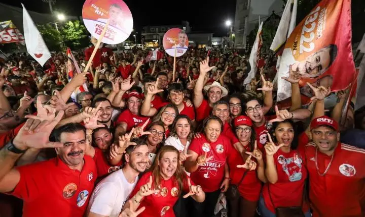 Multidão toma as ruas de Currais Novos para receber Cadu de Lula no Seridó