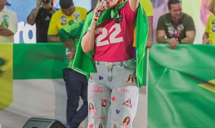 Nina Souza reafirma a força da mulher na política durante comício com Flávio Bolsonaro
